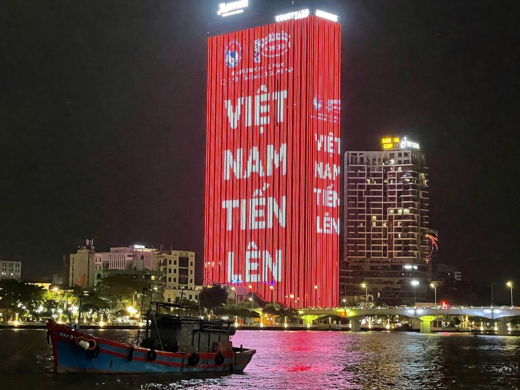 Chiếu sáng đổi màu và Media Facade